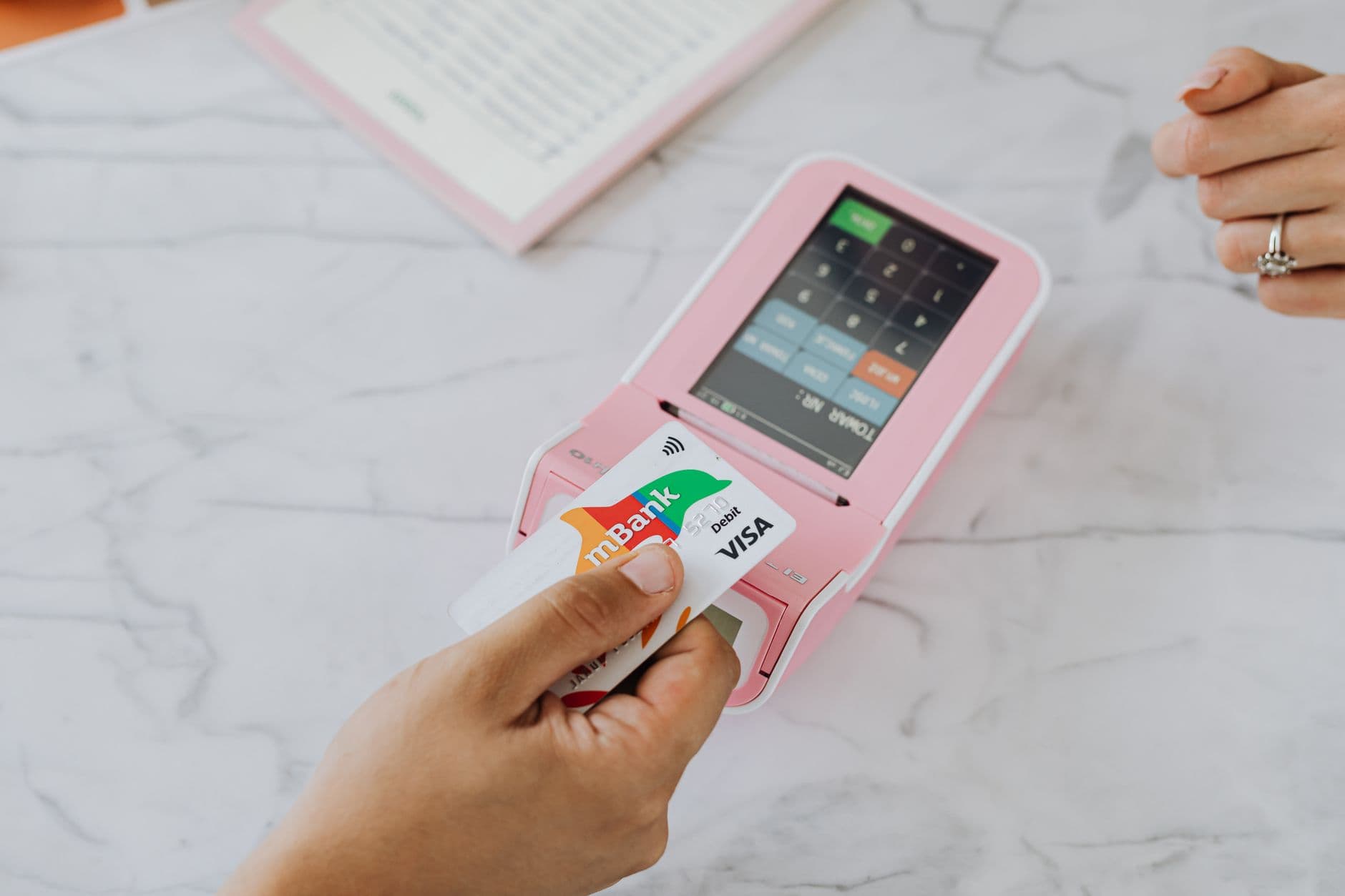 Contact centre agent processing a tokenized payment with PAN data removed from the environment